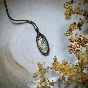 Grande epidoto lodolite, cristalli di epidoto verde in quarzo trasparente, collana macramè con cordino verde salvia, forma ovale, grande, pulita, alta qualità