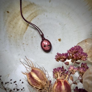 Round little Rhodonite pendant, dark macrame cord, aubergine, bordeaux, macrame necklace Australian Rhodonite, small pendant, round shape