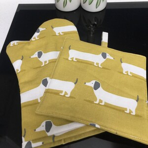 Heat Resistant Oven Glove and Pot Holder Set - sausage dogs - Daschunds