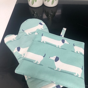 Heat Resistant Oven Glove and Pot Holder Set - sausage dogs - Daschunds
