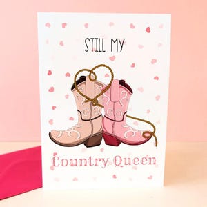 Tarjeta de aniversario con una linda vaquera y botas de vaquero - Country Queen