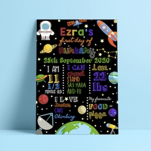 Erster Tag des Kindergartens Weltraum Tafel Schild - Personalisiert mit ihrem Namen und Details - Entzückende Fotorequisite und Andenken Erinnerung