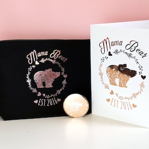 Mama en babybeer gepersonaliseerde moederdagcadeau of new mum-geschenk - met een metalen foliekaart, compacte spiegel en make-uptas