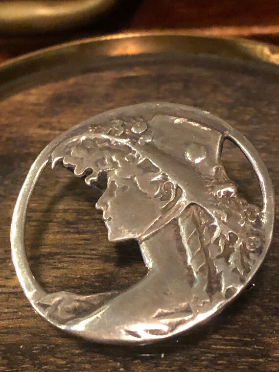Broche Ancienne En Argent Art Nouveau - Femme Au Chapeau, époque 1900, 2,2 Cm, France