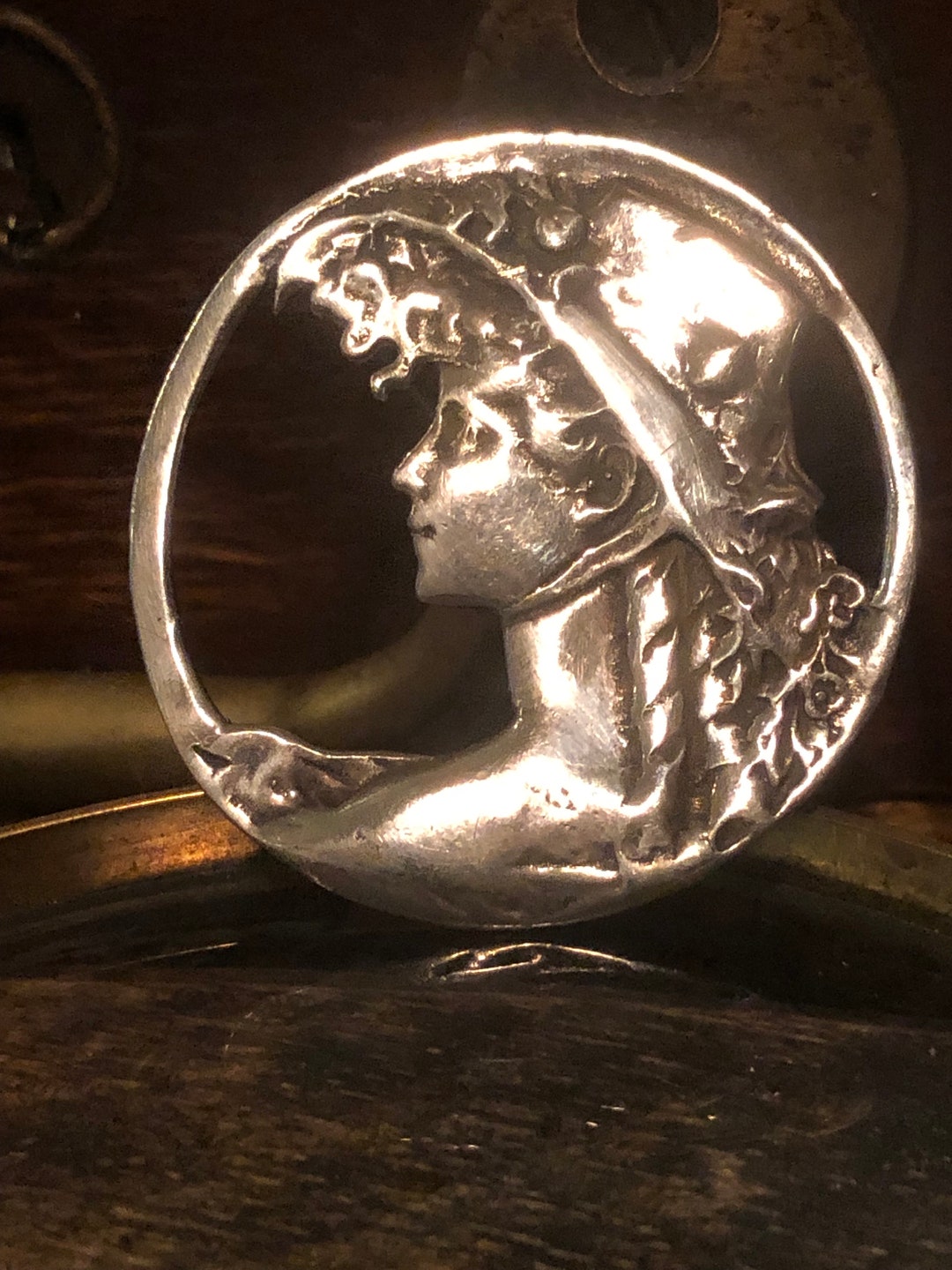 Broche Ancienne En Argent Art Nouveau - Femme Au Chapeau, époque 1900, 2.2 Cm, Bon état