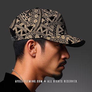 Könnte beinhalten: Baseballcap mit einem geometrischen Tribal-Muster in Schwarz und Beige. Die Kappe hat einen schwarzen Schirm und einen verstellbaren schwarzen Riemen. Der Text "AYELETFLEMING.COM © ALL RIGHTS RESERVED." ist unten rechts sichtbar.