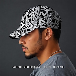 Op de afbeelding: Zwart-wit patroon baseball cap. De pet heeft een herhalend geometrisch ontwerp. De klep is zwart. De tekst "AYELETFLEMING.COM © ALL RIGHTS RESERVED." staat onderaan de afbeelding.