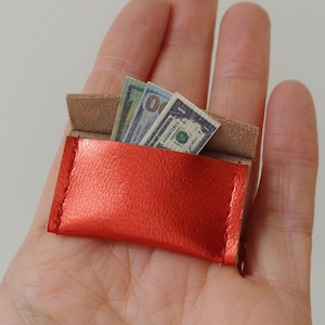 Cartera o clutch para muñeca color rojo metalizado con dinero, más colores, piel auténtica, accesorio miniatura, accesorios Poppy Parker, hecho a mano, escala 1:6