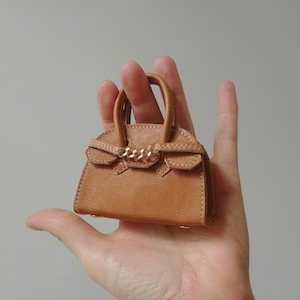Miniatur Luxus Leder Puppenhandtasche wie auf dem Buchcover abgebildet, rote Baskenmütze und Taschenanhänger Zubehör sind hier separat erhältlich