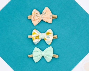 Coral Garden, Diamante pastel, Mint Dot 3pc Bow Band Set para bebé