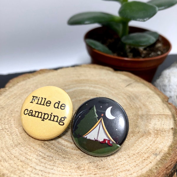 Boucles d'oreilles rondes illustrées fille de camping avec tente, jaunes et noires