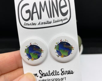 Round earrings illustrated with planet earth, white, blue and green