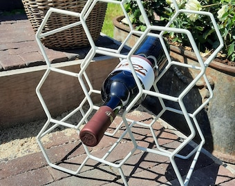 Vintage-Weinregal aus weißem Draht in Wabenform – weißes Designer-Weinregal – geometrisches Flaschenregal – Retro-Inneneinrichtung
