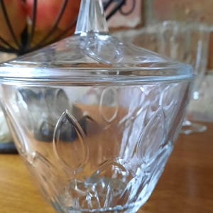 Mooie bonbonnière van glas met geslepen tranen patroon - elegant cadeau