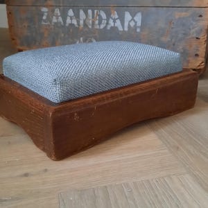 Taburete antiguo de roble con tapicería de tela azul/verde – pequeño taburete de estilo antiguo, ideal para interiores rústicos y campestres.