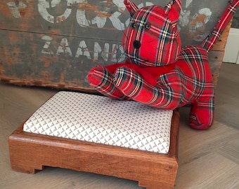 Poggiapiedi vintage in legno – poggiapiedi fatto a mano con tessuto retrò – unico e suggestivo