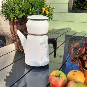 Wunderschöne, weiße Vintage-Teekanne aus Emaille. Originale Art-Deco-Details mit Teesieb, Teeblatthalter und Bakelitgriff.