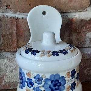 Hübsches, kleines Vintage-Vorrats-/Salzgefäß mit Deckel und blauen Blumen – von Fajans Pottery