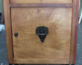 Nachtschrank- restauriert - jetzt in Nussbaum - um 1930 aus Berlin Grünau