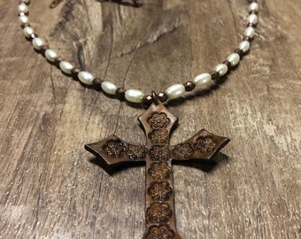 Pearl and tooled leather necklace .