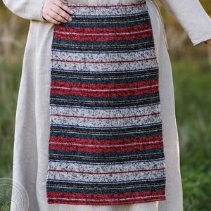 Grembiule di lana in due parti con cordino di lino in misura fissa per costume da rievocazione storica da donna vichinga slava dell&#39;alto medioevo, composto da 2 pezzi