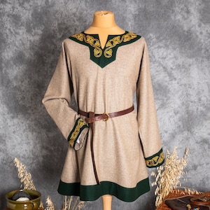 Frühmittelalterliche Tunika mit Schlitz-Ausschnitt und handgefertigter Stickerei für das historische Reenactment der slawischen Wikinger