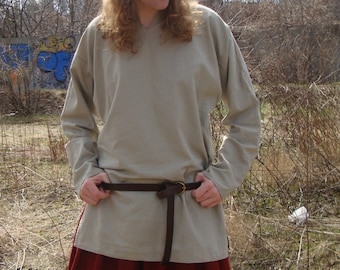 Tunique chemise basique large de base en lin naturel Birka du début du  Moyen Âge avec fentes latérales et petite encolure en V pour costume