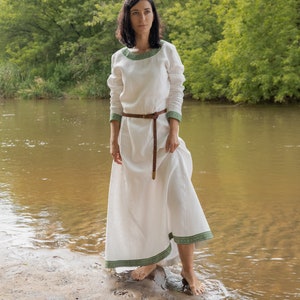 Early Medieval linen underdress with split neckline and two wedges  Middle  Ages \ Women's outfits \ Linen clothes Middle Ages \ Dresses