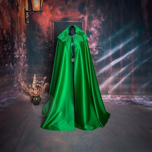 Middeleeuwse renaissance Faire elf middelzware katoensatijn brede mantel cape met metalen sluiting voor LARP-cosplay, heks tovenaar druïde mantel