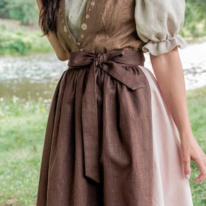 Delantal de lino natural con falda plisada y cinturón largo para disfraz de LARP, feria del Renacimiento, delantal bávaro, delantal cottagecore, delantal de cocina