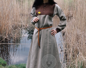 Frühmittelalterliches slawisches Leinenkleid mit Stehkragen, Bronzeknöpfen für historisches Reenactment-Kostüm | Kiever Rus russisches Kleid | Larp