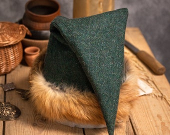Vroeg-middeleeuwse driehoekige warme wollen hoed met natuurlijk rood vossenbont en zuivere linnen voering voor historisch re-enactmentkostuum van Viking man en vrouw