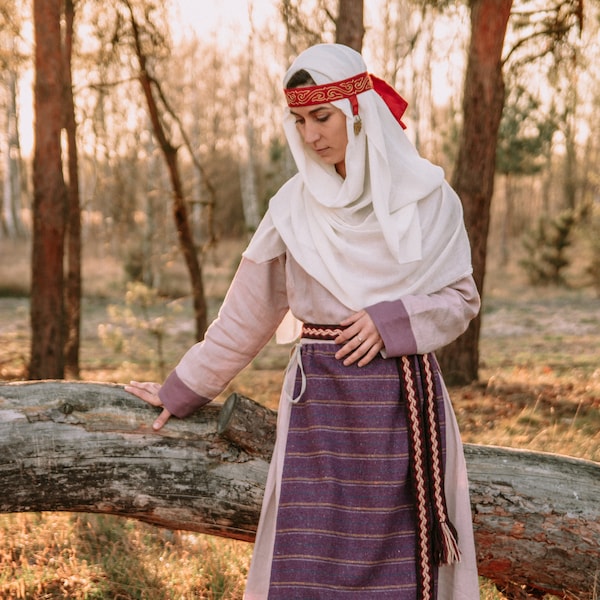 Frühmittelalterliches slawisches Kostüm mit besticktem Stirnband, slawischem Leinenkleid, Wollschürze, mittelalterlichem Schal, Rekonstruktion, Seidenhalstuch