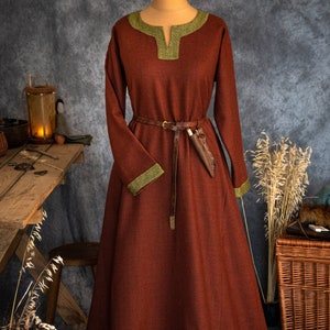 Vestido ancho y cálido de lana vikinga medieval temprana con dobladillos de lana de sarga de diamantes para mujer vikinga y eslava recreadora histórica.