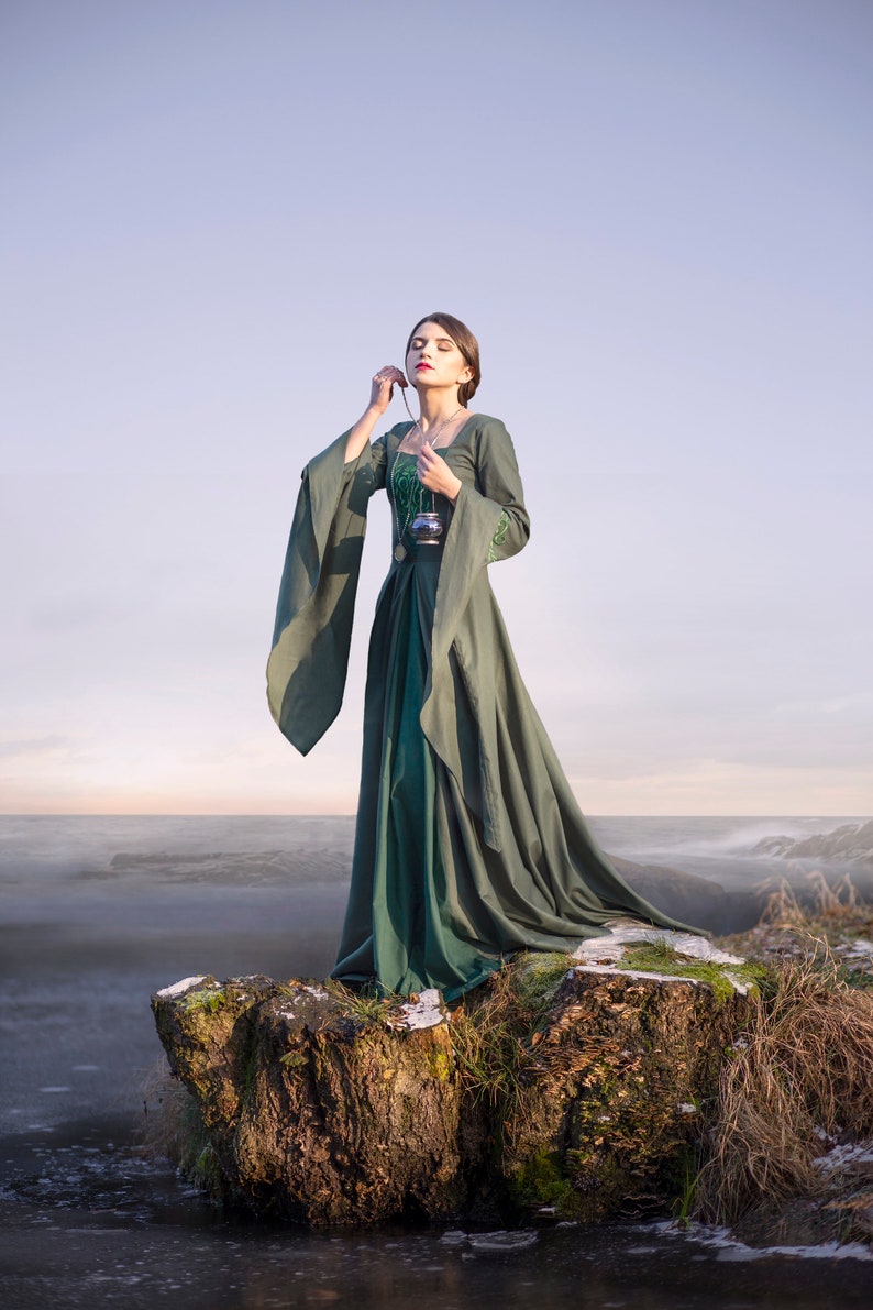 Vrouwe van het meer Fantasie Middeleeuwse Elven satijnen katoenen geborduurde trouwjurk met veters en brede geborduurde mouwen rijk Ren Faire-kostuum afbeelding 7