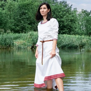 Vroeg-middeleeuwse Slavische ceremoniële puur linnen jurk met decoratieve zomen voor Vikingkostuum en Slavische vrouw | Fantasie Keltische trouwjurk afbeelding 9