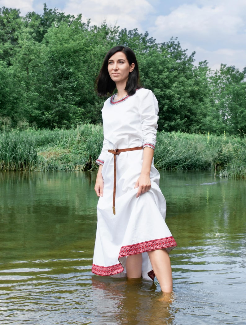 Vroeg-middeleeuwse Slavische ceremoniële puur linnen jurk met decoratieve zomen voor Vikingkostuum en Slavische vrouw | Fantasie Keltische trouwjurk afbeelding 9