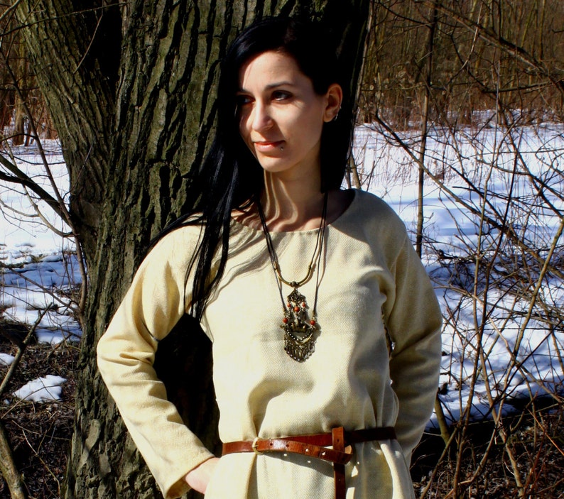 Frühes Mittelalter Birka warmes Woll Kleid T-Tunika mit zwei Keilen, runder Ausschnitt für Wikinger und Slawin historisches Reenactment Kostüm Bild 5