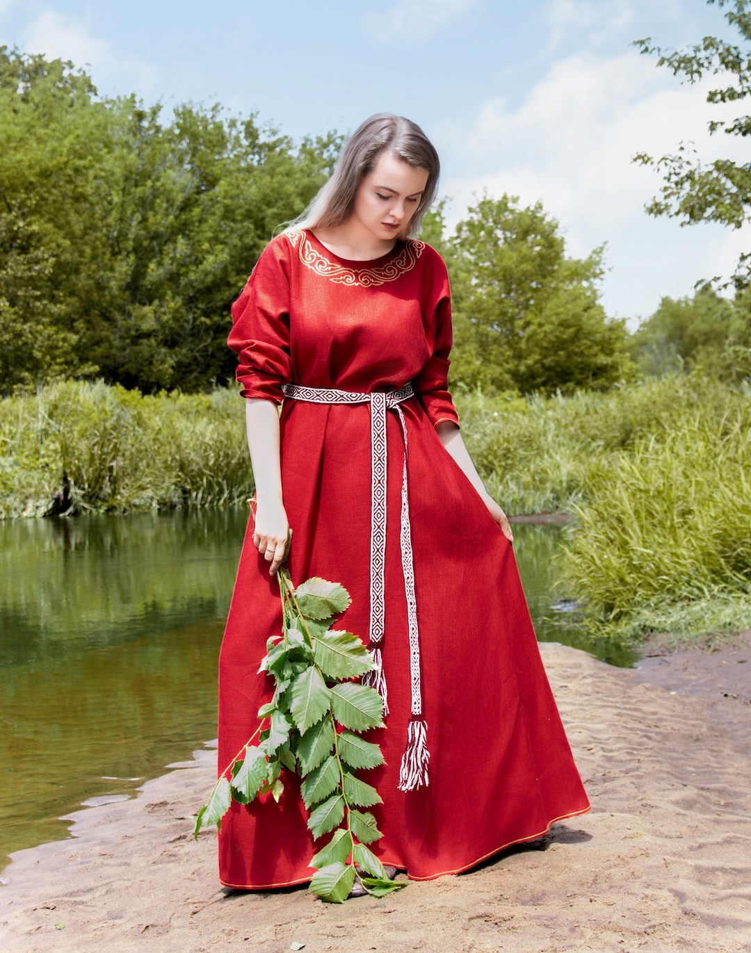 Vestido cerimonial medieval antigo de linho natural com bordado