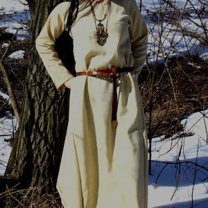 Frühes Mittelalter Birka warmes Woll Kleid T-Tunika mit zwei Keilen, runder Ausschnitt für Wikinger und Slawin historisches Reenactment Kostüm Bild 9