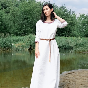 Vroeg-middeleeuwse Slavische ceremoniële puur linnen jurk met decoratieve zomen voor Vikingkostuum en Slavische vrouw | Fantasie Keltische trouwjurk afbeelding 5