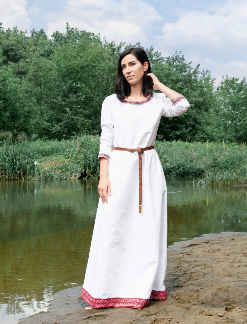 Vroeg-middeleeuwse Slavische ceremoniële puur linnen jurk met decoratieve zomen voor Vikingkostuum en Slavische vrouw | Fantasie Keltische trouwjurk afbeelding 5