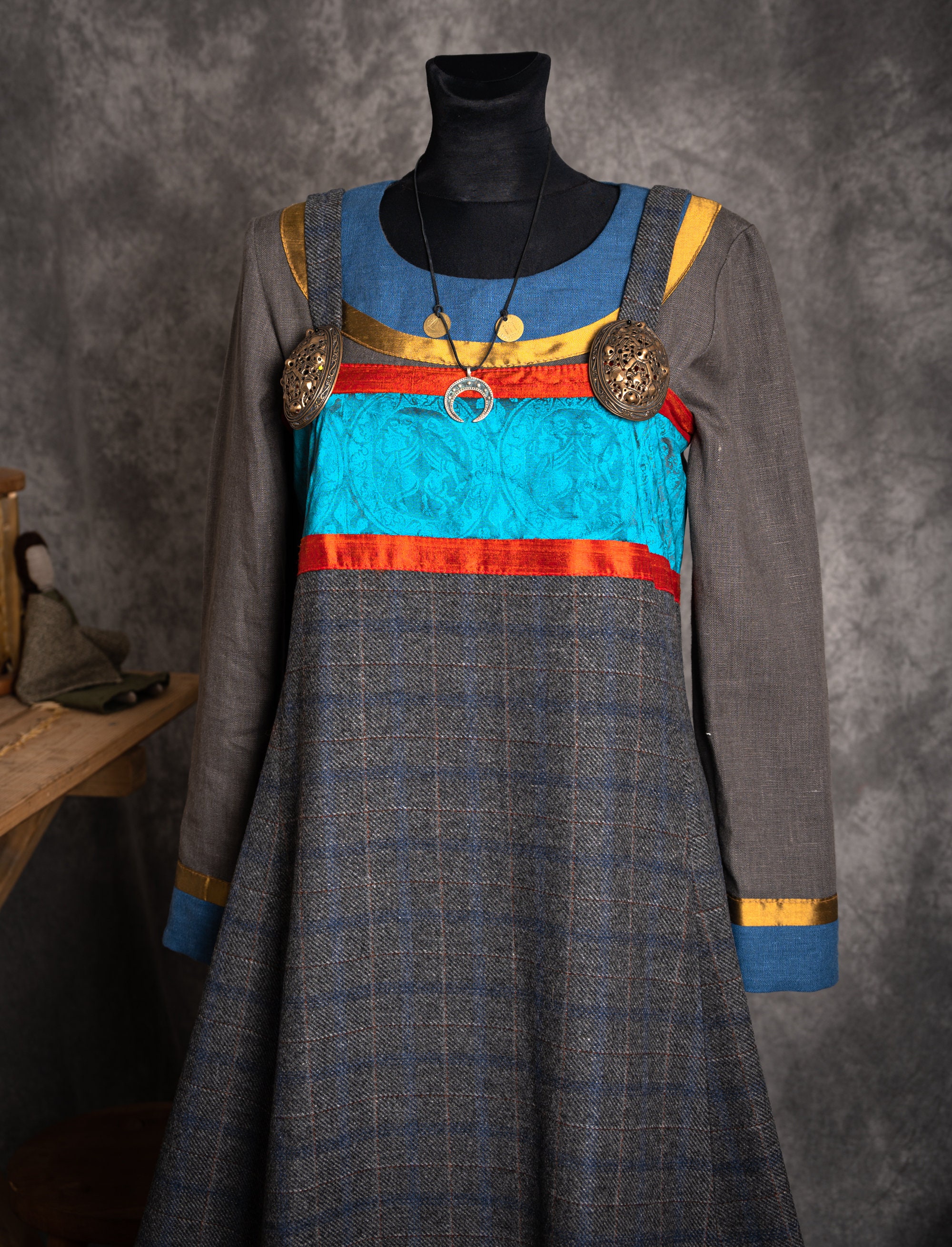 Early Medieval Slavic Viking Woman Clothing Set With Wide Linen 