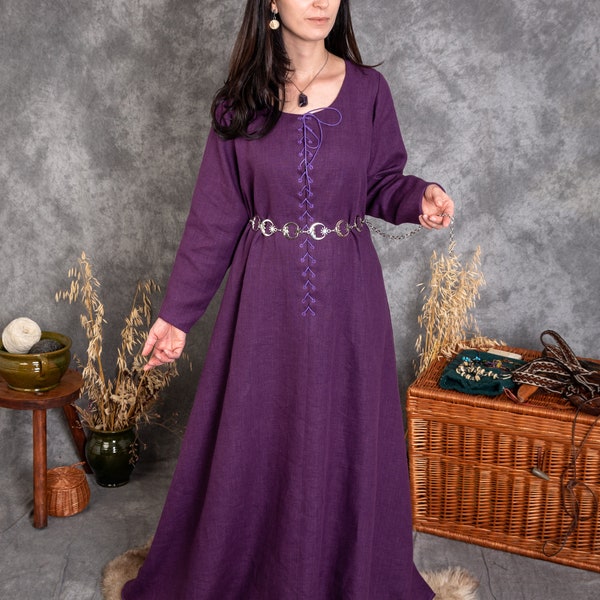 Vestido amplo e simples de linho natural com amarração frontal, típico do final da Idade Média, ideal para reconstituição histórica | Vestido estilo cottagecore para LARP e feiras renascentistas