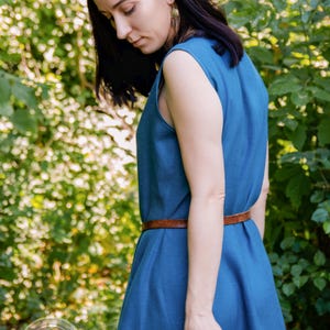 Frühmittelalterliches Birka-Kleid aus Naturleinen, ärmellos, weites Maxi-Kleid mit kleinem Schlitz, V-Ausschnitt für slawische Wikingerin, LARP Ren Faire Bild 7