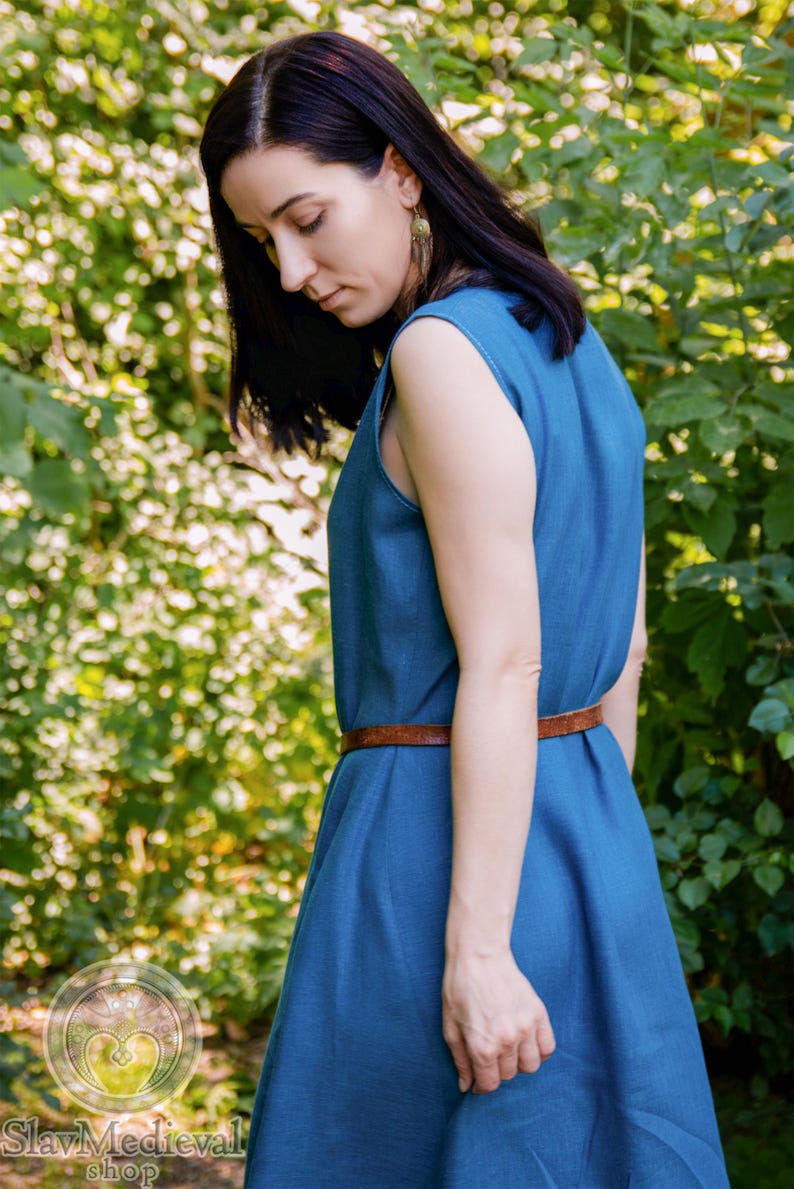 Frühmittelalterliches Birka-Kleid aus Naturleinen, ärmellos, weites Maxi-Kleid mit kleinem Schlitz, V-Ausschnitt für slawische Wikingerin, LARP Ren Faire Bild 7