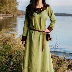 Ampio abito di lino altomedievale con orli di lino per costume da rievocazione storica di donne vichinghe e slave, scollatura rotonda, LARP SCA