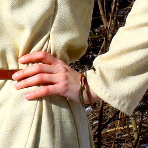 Frühes Mittelalter Birka warmes Woll Kleid T-Tunika mit zwei Keilen, runder Ausschnitt für Wikinger und Slawin historisches Reenactment Kostüm Bild 7