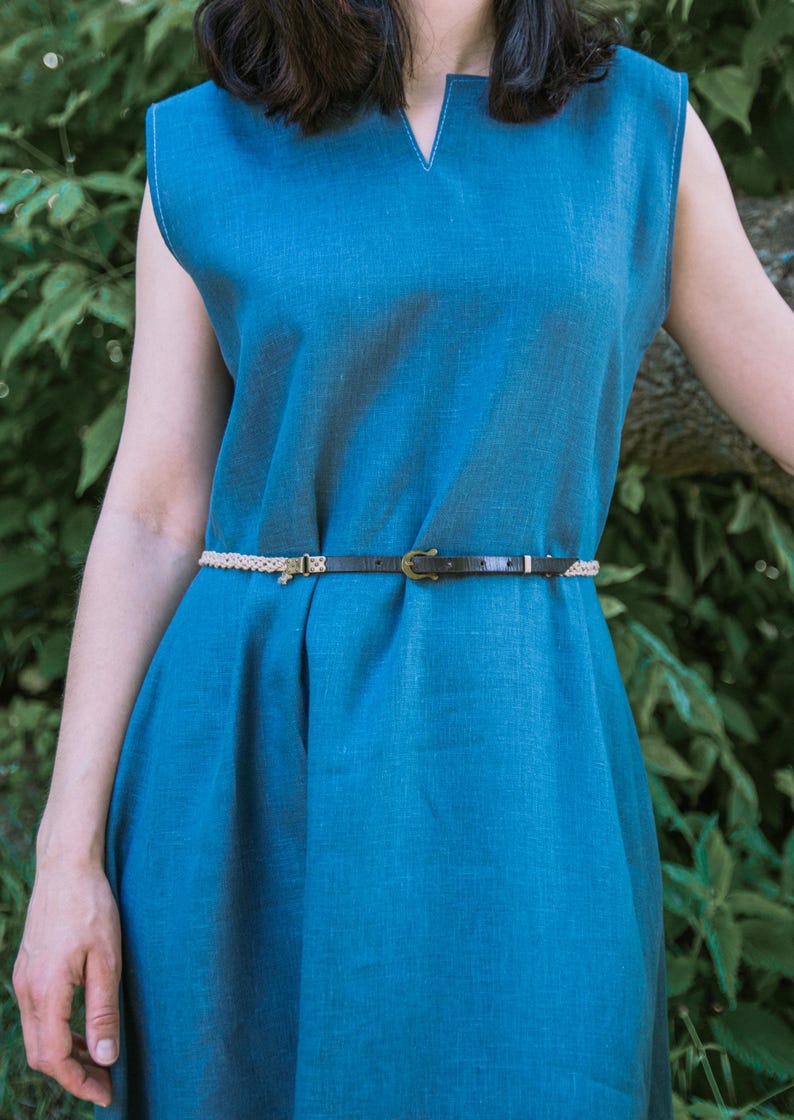 Frühmittelalterliches Birka-Kleid aus Naturleinen, ärmellos, weites Maxi-Kleid mit kleinem Schlitz, V-Ausschnitt für slawische Wikingerin, LARP Ren Faire Bild 5