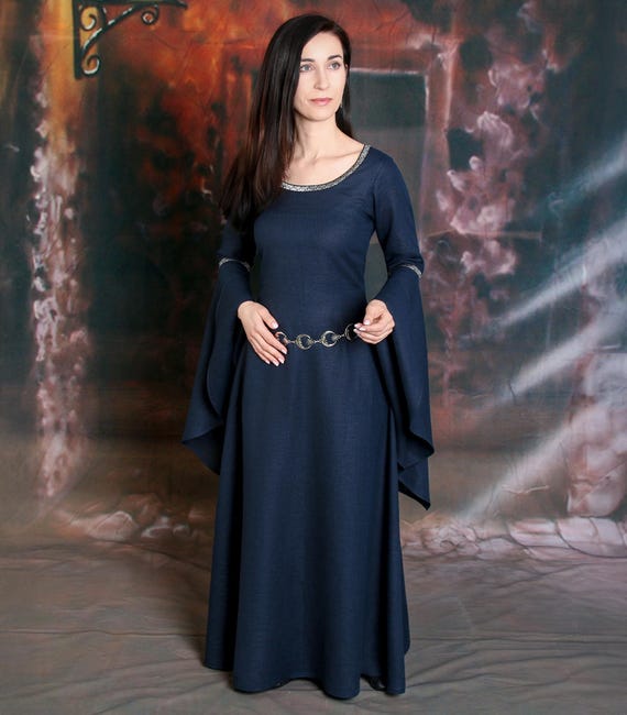 blue celtic dress FOREST while men wore tunics SEASON: SS25 Hollyn One-Shoulder Ruffle Mini Tamanhos:XS